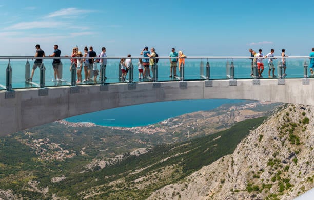 Posjetitelji na staklenom vidikovcu Skywalk na Biokovu, visoko iznad obale