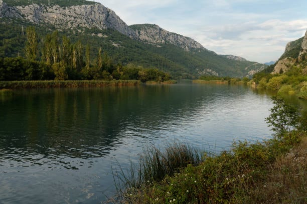 Mirna rijeka Cetina u dolini u zaleđu Omiša