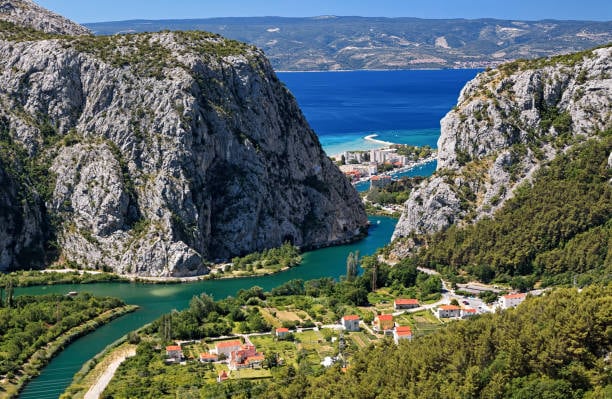 Kanjon Cetine između strmih stijena iznad Omiša, s morem u pozadini