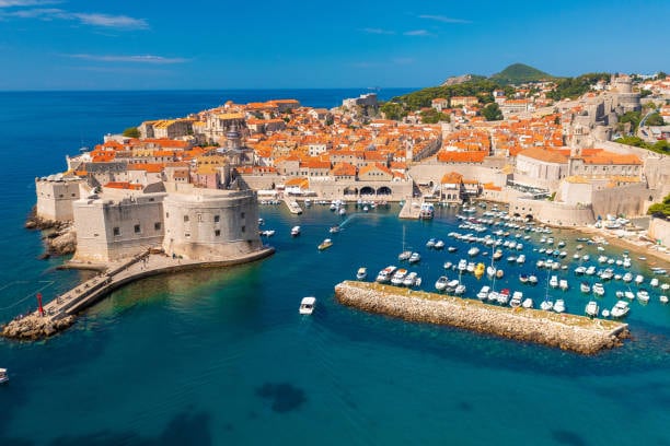 Stari grad Dubrovnik, zidine i stara luka odozgo