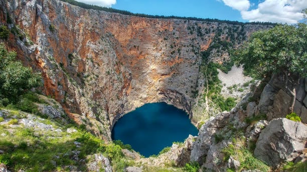Crveno jezero kod Imotskog, duboka jama sa strmim crvenkastim stijenama