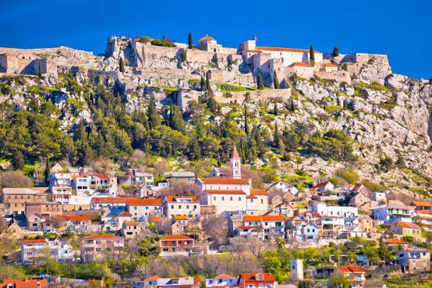 Tvrđava Klis na grebenu iznad kuća u Klisu