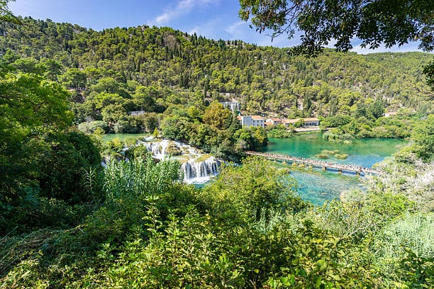 Slapovi Krke i drvene staze kroz zelenilo