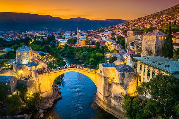 Stari most i stari grad u Mostaru u sumrak