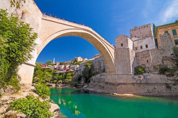 Stari most u Mostaru nad zelenom Neretvom