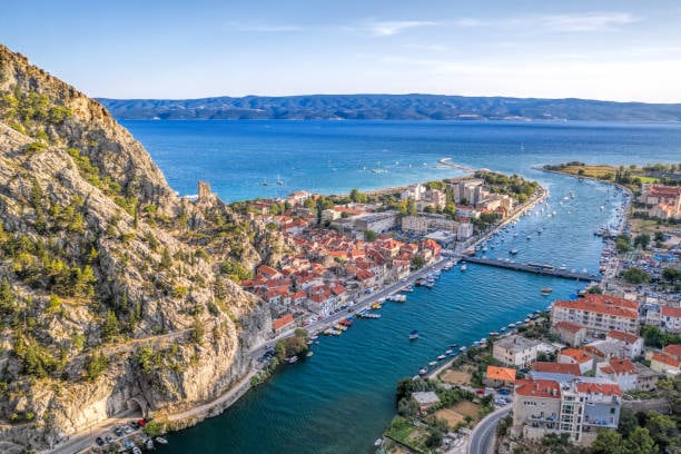 Omiš i ušće Cetine u more, iz zraka