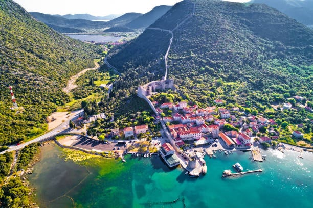 Ston i zidine koje se penju uz brdo, iz zraka